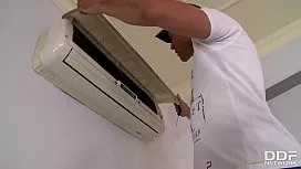 Le repara aerul conditionat si primeste cadou o muie senzatioanala