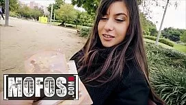 Platita cu 100 de euro pentru filmare cu sex anal in parc