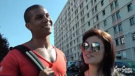 Melinda condusa la hotel pentru sex cu doi barbati