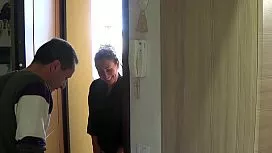 Femeie matura cu floci la pizda coboara 3 etaje sa faca sex cu vecinul de la parter