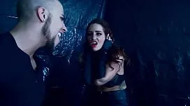 Scena porno brutala de sex cu cuplu deghizat in vampiri