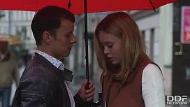 Invitata la o cafea blonda accepta sex neprotejat in pizda