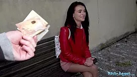 Excorta tanara primeste 150 de euro pentru sex pe strada