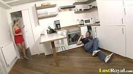 Instalator reguleaza in bucatarie blonda dornica de pula