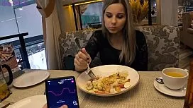 Filmata la Ikea cu vibratorul in pizda cand are orgasm