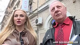Kayla platita pentru masaj in cub de sticla pe strada