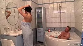 Iubita cu sani mari participa la dus si sex cu iubitul dotat