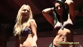 Fete fara inhibitii se masturbeaza in public si se saruta pasional