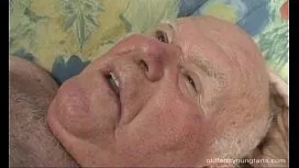 Mos cu pula mica filmat cand fute o pizda bruneta