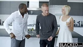Blonda linsa si penetrata de negru masiv cu pula groasa