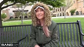 Valeria pozeaza goala pe strada suge pula in masina si se fute la hotel