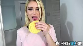 Tanara blonda se freaca la pizda si e penetrata cu toata pula