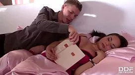 Iubita in lenjerie intima sexy trezita din somn pentru amor