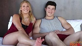 Tanar de 18 ani filmat cand e supt si futut de blonda nimfomana