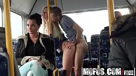 Cuplu excitat face sex in autobuzul plin de oameni