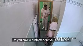 Doctor isi fute pacienta venita la control ginecologic