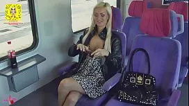 Blonda fara chilotei in tren fututa de turist aflat in compartiment