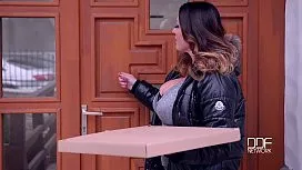 Cuplu Prins Facand Sex Pasional De Femeia Care Livra Pizza