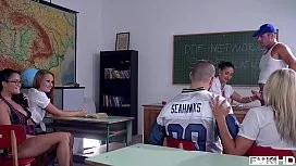 Profesoara Si Trei Eleve Fac Sex Cu Barbat Cu Pula Mare