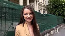Blocati In Lift Barbatul Ii Ofera Pula Fetei Tinere Doritoare