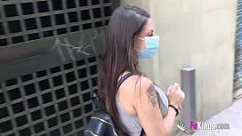 Suge Pula Sub Masca Ca E Corona Virus Si Ii Frica - Filme Porno