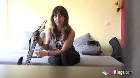 Ii Canta La Chitara Femeia De 38 Ani Si Dupa Vreau Un Sex Scurt - Filme Porno