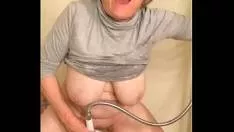 Tipa Asta Are Un Vibrator Si Se Masturbeaza La Webcam
