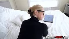 Mama Vitrega Se Uita La Porno Pe Laptop Si Face Sex Cu Fiul Vitreg