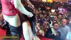 Partida live de sex in Bucuresti pe scena clubului de fitze
