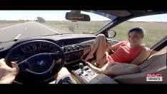 Blonda suge pula unui sofer in BMW