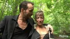 Cuplu de maturi de la tara fac sex in padure