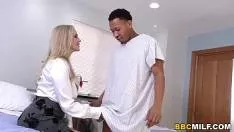Pacient negru futut de doctora Julia Ann dupa muie adanca