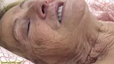 Bunica cu corp perfect este trasa tare in pula nepotului cel mic