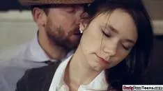 Il gadila la coaie cu floci ei mari si lindic zbarcit