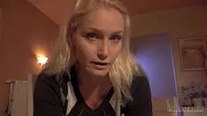 Are mereu tocuri in picioare aceasta tanara sexy si doreste sa suga pula si sa faca