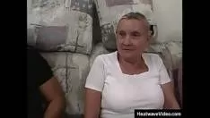 Tarfa blonda cu parul prins in codite si cu un trandafir in el