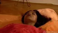 Tarfa bruneta care are sanii foare mari se atinge in zonele intime foarte pasional