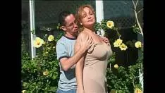 Suge bine de tot pula aceasta milfa blonda ce are sanii mari si care adora fiecare moment