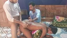 Doua fete una blonda si alta satena ce fac sex in trei