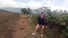Se lasa penetrata in cur si in pizda de un barbat de culoare