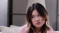 Bărbătoare asiatică și prietenă cu prietenii care împart un penis mare - Lulu Chu și Jessie Saint