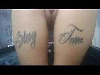 Romanca Slabuta Tatuata Isi Atinge Pasarica Usor Pe Webcam