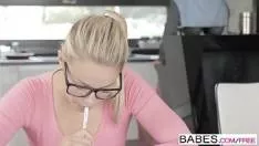 Barbat Care Se Bucura De Pizda Nevestei Si A Menajerei
