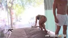 Blonda Cu Forme Voluptoase Penetrata Pe Strada Pentru Bani