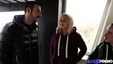 Giulia Se Fute Cu Doi Barbati In Aer Liber Si Le Suge Pulele