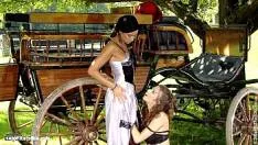 Imbracate In Tarancute Fete Model Se Masturbeaza Pe Camp