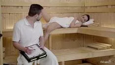 Relaxare Si Sex La Sauna Cu Bruneta Excitata