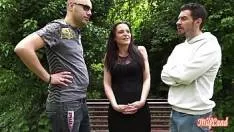 Laura Agatata In Parc Si Convinsa Sa Faca Sex Pentru Bani