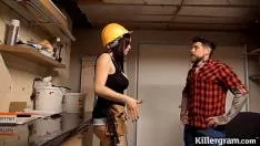 Bruneta Constructor Cu Decolteu Fututa De Client Excitat