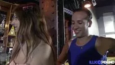 Doua Fete Primesc Muie In Toaleta Publica